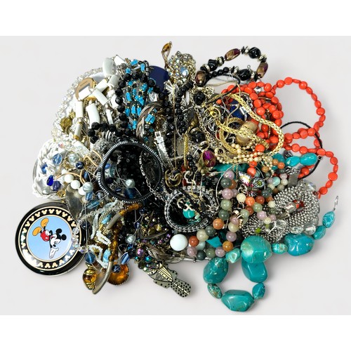 246 - A good collection of assorted vintage costume jewellery including a large quantity of chains, beads,... 