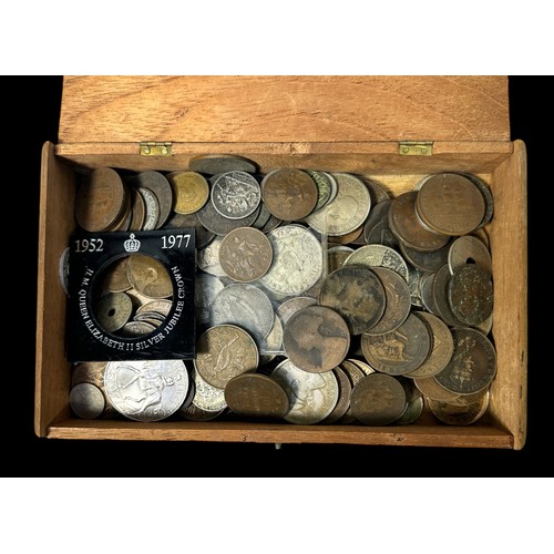 318 - A small collection of assorted circulated GB and world coins, comprising 19th Century examples and a... 