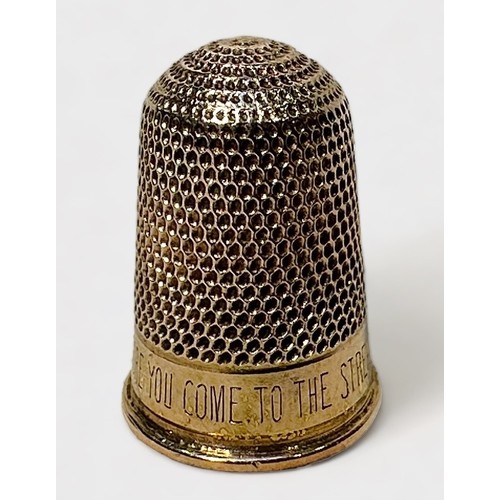 398 - A Victorian gold thimble engraved around the frieze 'Never Cross The Bridge Until You Come to The St... 