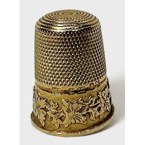 341 - A George V 18ct Gold Thimble, cast with a band of oak leaves, hallmarks obscure but possible Birming... 