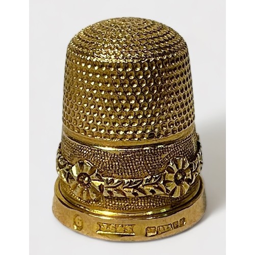 345 - An Edwardian 15ct Gold Thimble, with a hand-tooled raised horizontal band of alternating flower and ... 