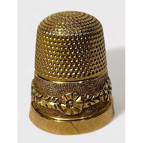 345 - An Edwardian 15ct Gold Thimble, with a hand-tooled raised horizontal band of alternating flower and ... 