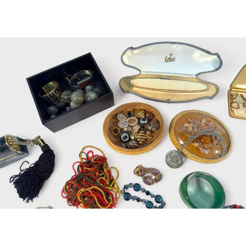 160 - A small collection of assorted costume jewellery including a string of Lotus pearls with white metal... 