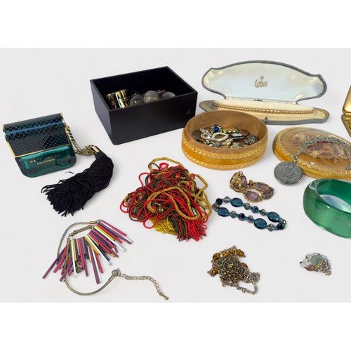 160 - A small collection of assorted costume jewellery including a string of Lotus pearls with white metal... 