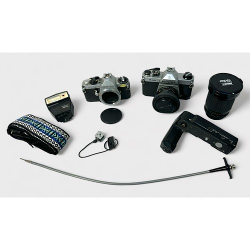 489 - Two various Pentax 35mm chrome cameras, comprising, an Asahi Pentax K1000 SLR, serial no. 6257973, w... 