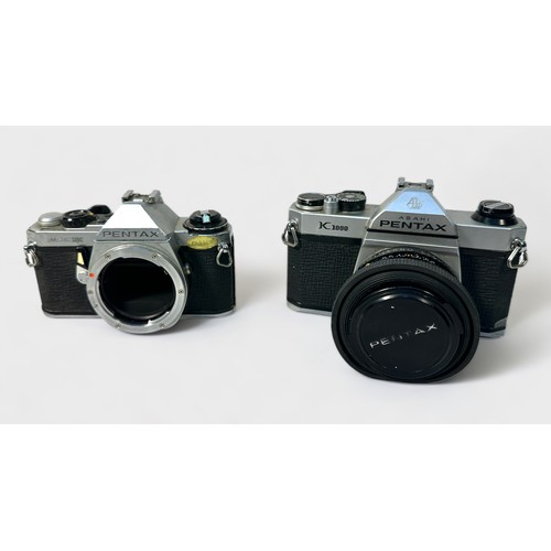 489 - Two various Pentax 35mm chrome cameras, comprising, an Asahi Pentax K1000 SLR, serial no. 6257973, w... 