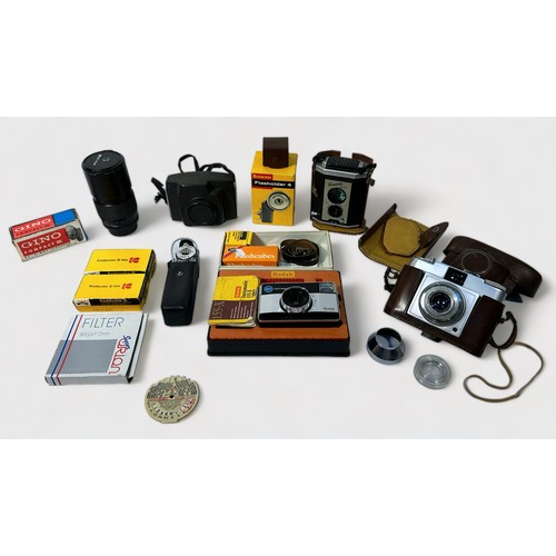 490 - A quantity of assorted vintage film cameras, including several variations of Kodak Instamatic and Br... 