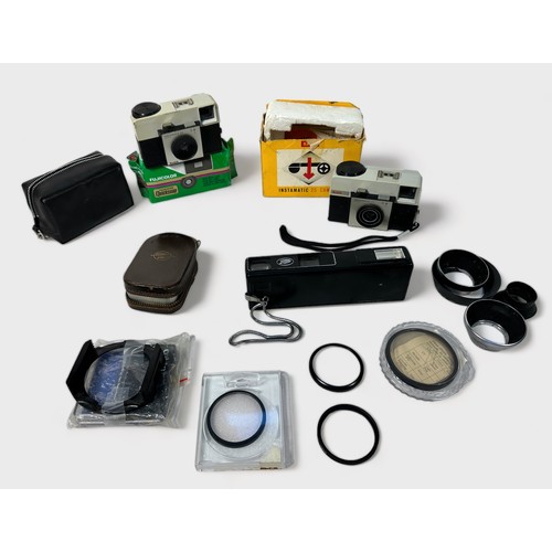 490 - A quantity of assorted vintage film cameras, including several variations of Kodak Instamatic and Br... 