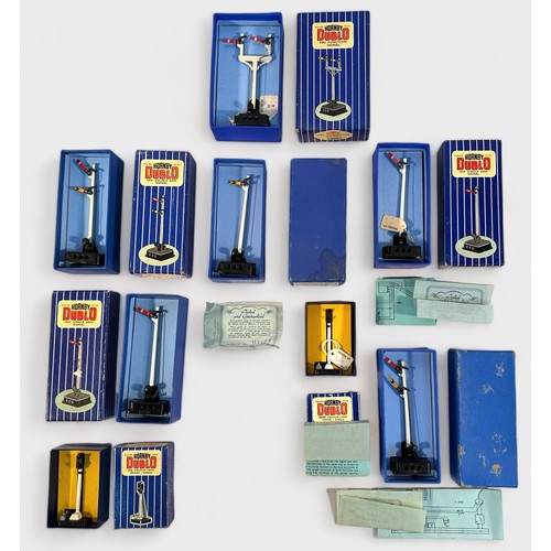 400 - Twenty-three assorted boxed Hornby-Dublo ‘OO’ gauge semaphore signals, comprising, 4 x ED1 Single Ar... 