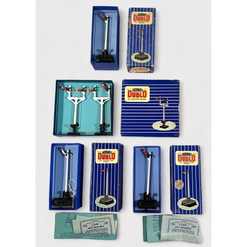 398 - Twenty-three assorted boxed Hornby-Dublo ‘OO’ gauge semaphore signals, comprising, 4 x ED3 Junction ... 