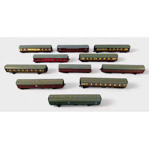 409 - Sixteen various Hornby-Dublo passenger coaches including LMS Corridor Coach, Southern Suburban Stock... 