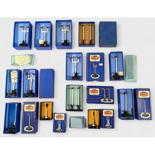 399 - Twenty-three assorted boxed Hornby-Dublo ‘OO’ gauge semaphore signals, comprising, 9 x Colour Light ... 