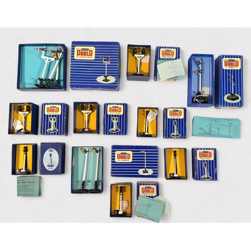 399 - Twenty-three assorted boxed Hornby-Dublo ‘OO’ gauge semaphore signals, comprising, 9 x Colour Light ... 