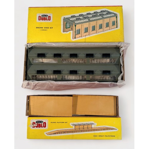 391 - A collection of assorted boxed Hornby-Dublo ‘OO’ gauge building kits and trackside accessories, comp... 