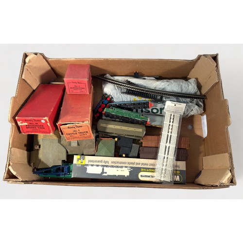 425 - A collection of assorted ‘OO’ and ‘O’ gauge model railways items, including a boxed Wrenn Railways W... 