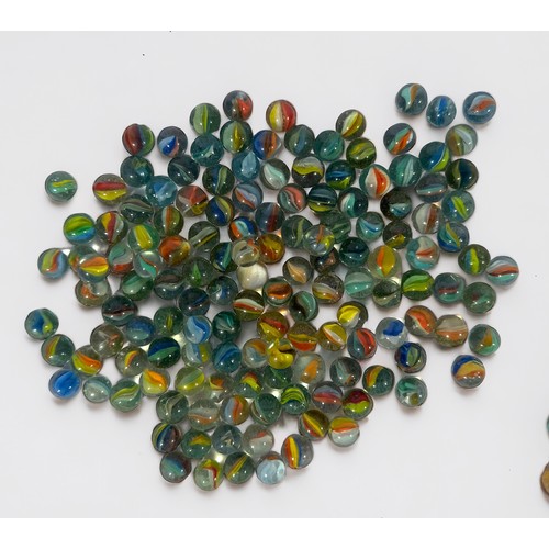 431 - A small quantity of assorted glass marbles including earlier examples