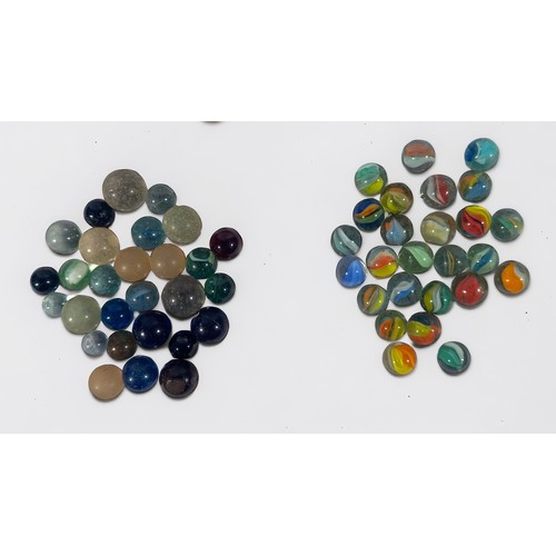 431 - A small quantity of assorted glass marbles including earlier examples