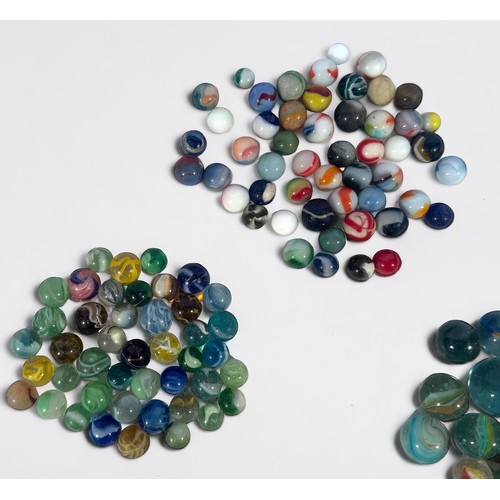 431 - A small quantity of assorted glass marbles including earlier examples