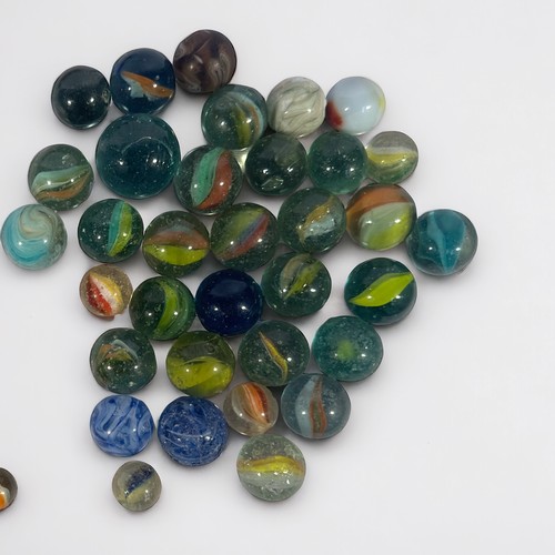 431 - A small quantity of assorted glass marbles including earlier examples