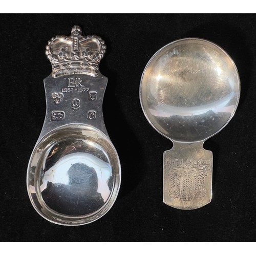 91 - An ERII 1977 jubilee silver caddy spoon, with plain bowl and hallmarked stem engraved EIIR 1952-1977... 