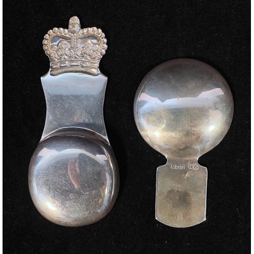 91 - An ERII 1977 jubilee silver caddy spoon, with plain bowl and hallmarked stem engraved EIIR 1952-1977... 