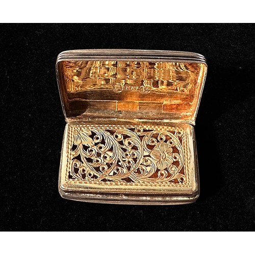 100 - A William IV silver vinaigrette by Nathaniel Mills, with reeded decoration to case and central carto... 