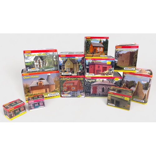 446 - A collection of twelve assorted boxed Hornby Skaledale model railway layout buildings, including, R8... 