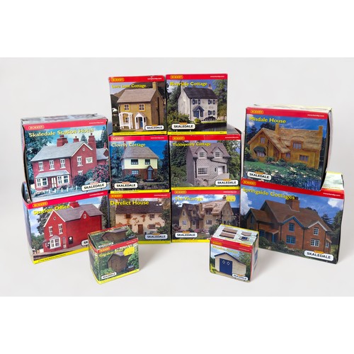 445 - A collection of ten assorted boxed Hornby Skaledale model railway layout buildings, including, R8563... 