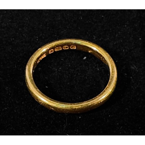 224 - A 22ct gold wedding band, gross weight approximately 4.4g