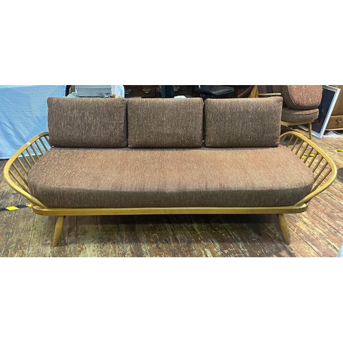 606 - Lucian Ercolani - Ercol - A blonde elm and beech Ercol day-bed/studio couch, model 355, with solid p... 