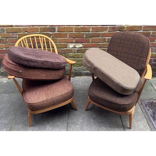 604 - Lucian Ercolani - Ercol - A pair of beech and elm Ercol armchairs / easy chairs, model 203, each wit... 