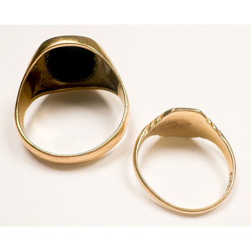 198 - A 9ct yellow gold gents signet ring, set with a square shaped black onyx to the top, together with a... 