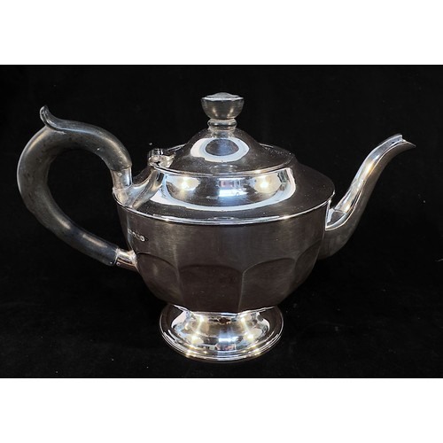 117 - A George V three-piece silver tea set comprising teapot with black compoisite handle, sugar and crea... 