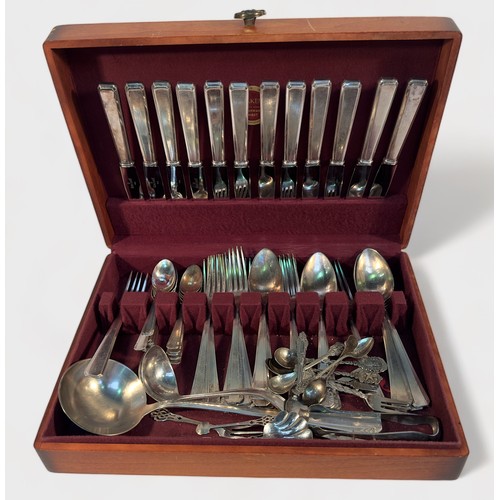 122 - A teak canteen of silver-plated cutlery, comprising French Art Deco pattern flatware by Ravinet D’En... 