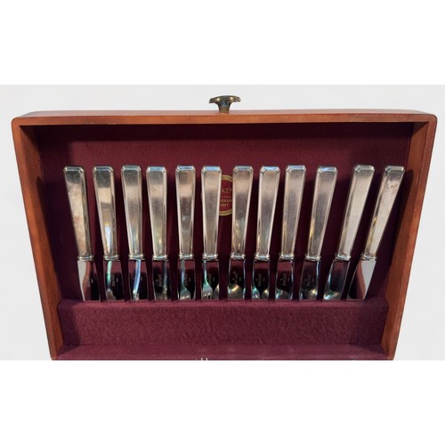 122 - A teak canteen of silver-plated cutlery, comprising French Art Deco pattern flatware by Ravinet D’En... 