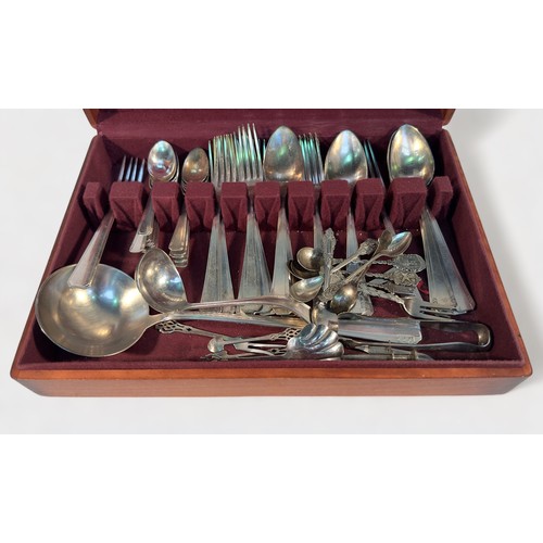 122 - A teak canteen of silver-plated cutlery, comprising French Art Deco pattern flatware by Ravinet D’En... 