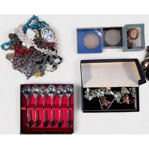 231 - A collection of assorted costume jewellery including beads, pearls, brooches, earrings and pendants ... 