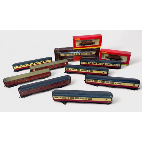 452 - A collection of assorted ‘OO’ gauge model railway rolling stock, boxed and loose, comprising, Hornby... 