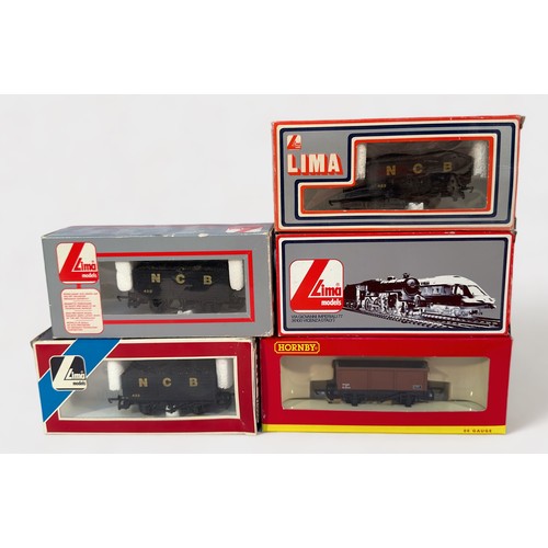 452 - A collection of assorted ‘OO’ gauge model railway rolling stock, boxed and loose, comprising, Hornby... 