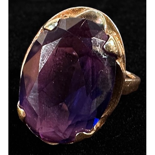 251 - A 9ct gold ring, centrally four claw set with a large oval faceted synthetic alexandrite, stone meas... 