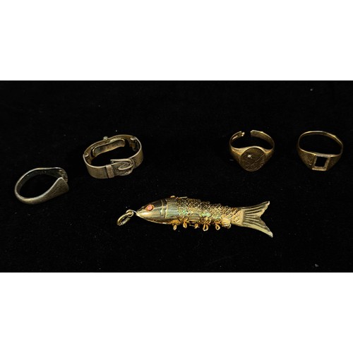 217 - Two broken 9ct gold rings and a fine 9ct gold chain, gross weight approximately 4.7g, together with ... 