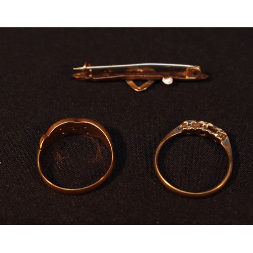 148 - A 9ct gold and platinum ring and a 9ct gold brooch, gross weight approximately 2.4g, together with a... 