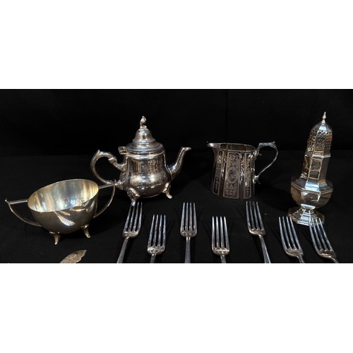 66 - A Viners 44-piece canteen of silver-plated ‘Harley Elegance’ pattern cutlery, serves six, together w... 