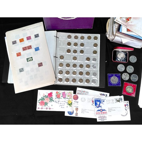 292 - ERII Silver Wedding 25 New Pence, Gibraltar 1972, sealed in packet UNC, in fitted box, together with... 