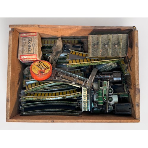 460 - A collection of early 20th Century Bing clockwork ‘OO’ gauge tinplate model railway items, comprisin... 