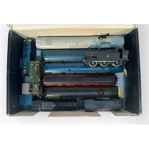 465 - A collection of assorted unboxed ‘OO’ gauge model railway locomotives, shunters and rolling stock, c... 