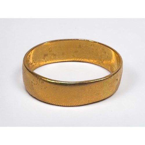 155 - A 22ct gold wedding ring, 3.20g.