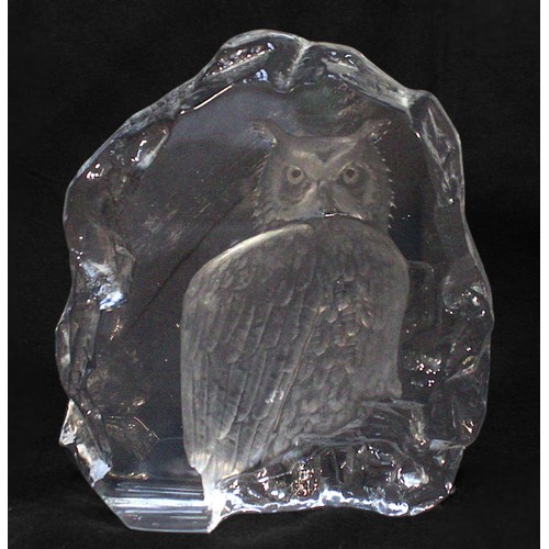 19 - A Mats Jonasson 'type' intaglio-moulded glass owl, together with a pair of boxed Waterford Crystal c... 