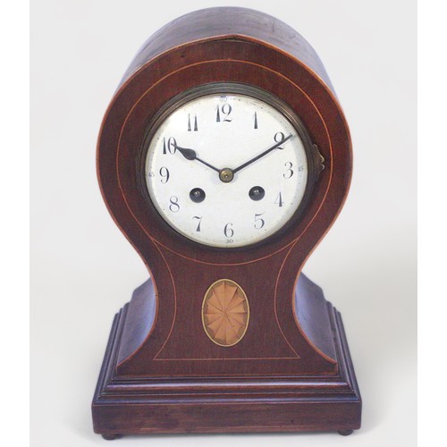 523 - An Edwardian balloon mantel clock, with French eight-day movement by Japy Freres, striking a gong, w... 