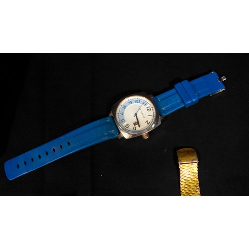 129 - A 9ct gold cased Rotary wristwatch, the silvered dial with batons denoting hours and date aperture a... 